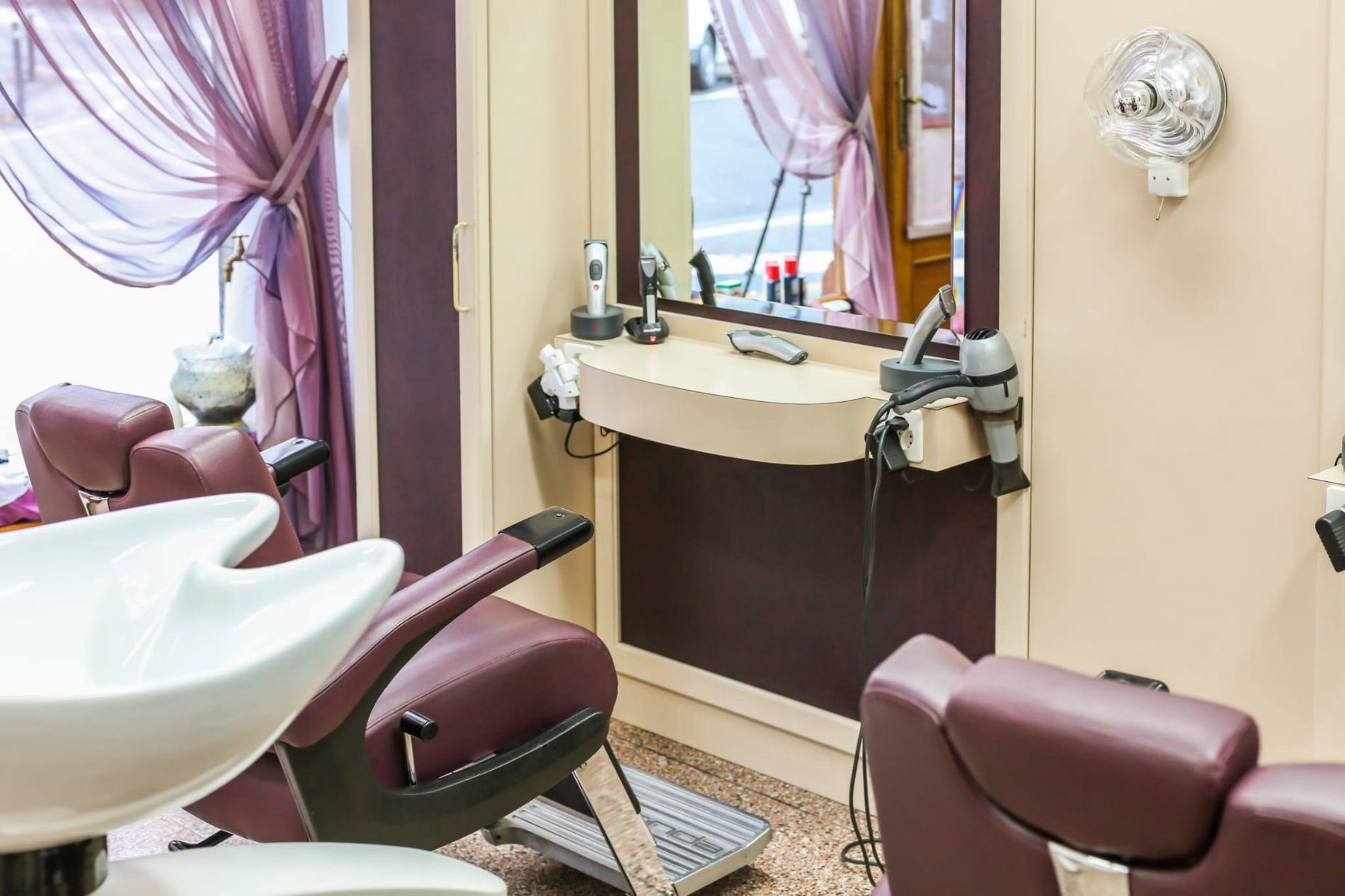 Un fauteuil de coiffure et son espace de travail au salon